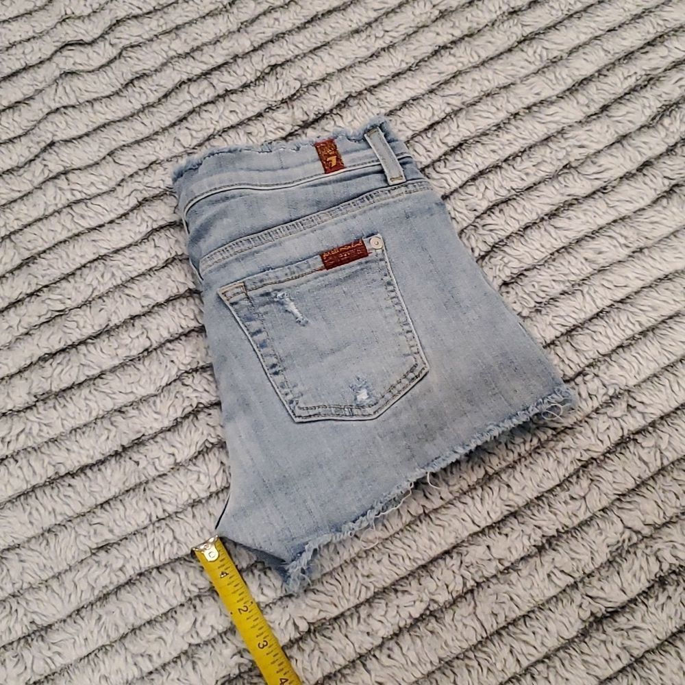 Light wash distressed 7 for all mankind jean shorts size 25 - Picture 8 of 9